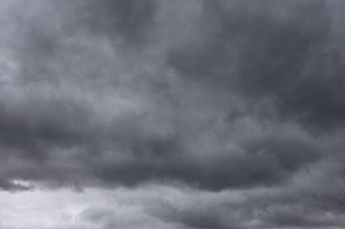 Fırtınadan önce gökyüzünde kara bulutlar