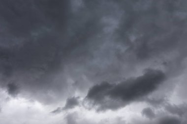 Fırtınadan önce gökyüzünde kara bulutlar