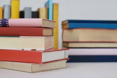 Beyaz arka plan üzerinde renkli kitaplar