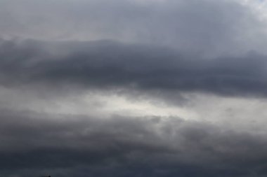 Gökyüzünde kara yağmur bulutları