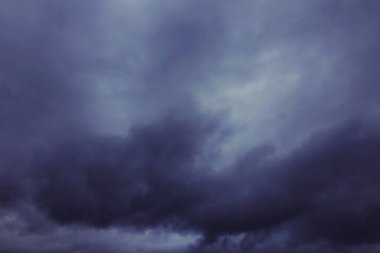  Karanlık gökyüzü, yağmur bulutları, sonbahar yağmurlu hava