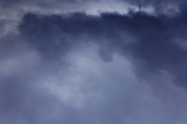  Karanlık gökyüzü, yağmur bulutları, sonbahar yağmurlu hava