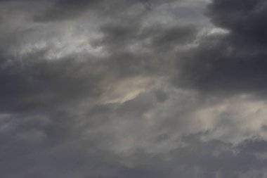  Karanlık gökyüzü, yağmur bulutları, sonbahar yağmurlu hava