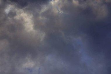  Karanlık gökyüzü, yağmur bulutları, sonbahar yağmurlu hava