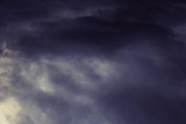  Karanlık gökyüzü, yağmur bulutları, sonbahar yağmurlu hava