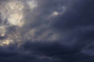  Karanlık gökyüzü, yağmur bulutları, sonbahar yağmurlu hava