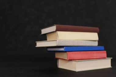 Siyah arkaplan üzerine kitap yığını