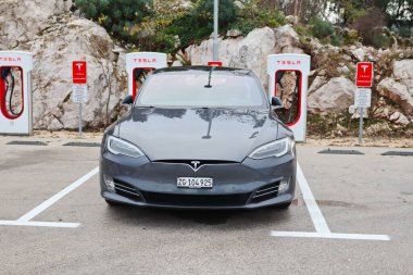 Vrgorac, Hırvatistan, 8 Aralık 2021 Gri elektrikli otomobil Tesla şarj istasyonunda 