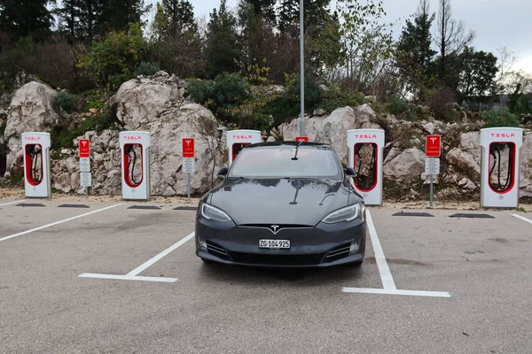 2021年12月8日クロアチアのヴァーゴラック充電ステーションのグレーの電気自動車テスラ — ストック写真