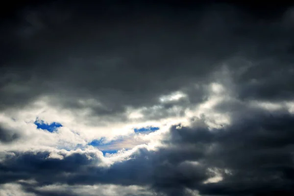 Regnig Himmel Med Mörka Moln — Stockfoto