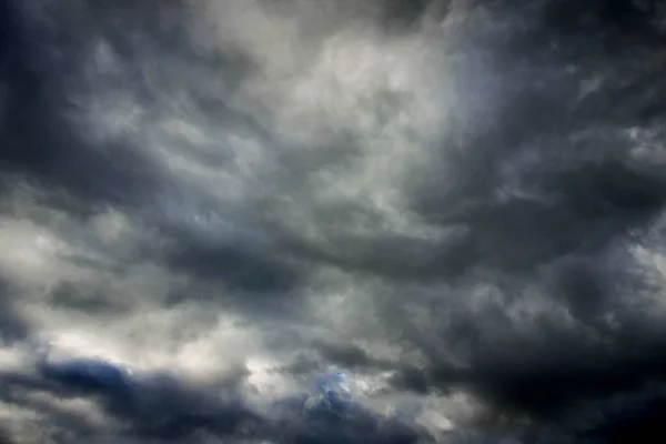 Regnig Himmel Med Mörka Moln — Stockfoto