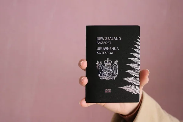 Pasaporte Nueva Zelanda Mano — Foto de Stock