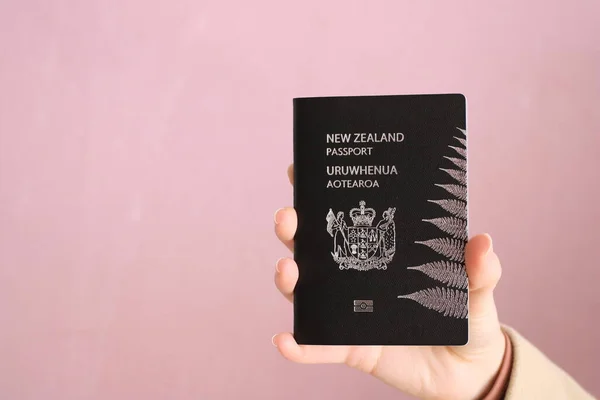 Pasaporte Nueva Zelanda Mano — Foto de Stock