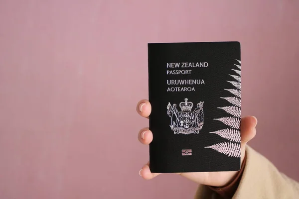 Pasaporte Nueva Zelanda Mano — Foto de Stock