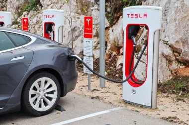 Hırvatistan 'ın Vrgorac kenti, 14.12.2021 Tesla elektrikli otomobil şarj istasyonunda