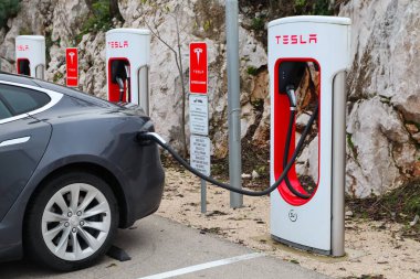 Hırvatistan 'ın Vrgorac kenti, 14.12.2021 Tesla elektrikli otomobil şarj istasyonunda