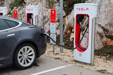 Hırvatistan 'ın Vrgorac kenti, 14.12.2021 Tesla elektrikli otomobil şarj istasyonunda