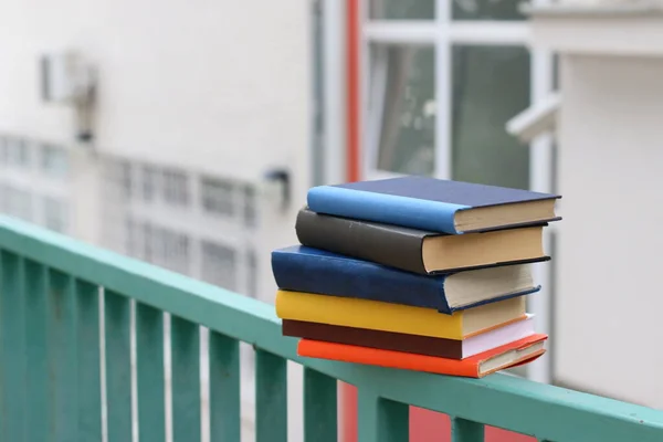 Könyvek Kerítésről Iskola Előtt — Stock Fotó