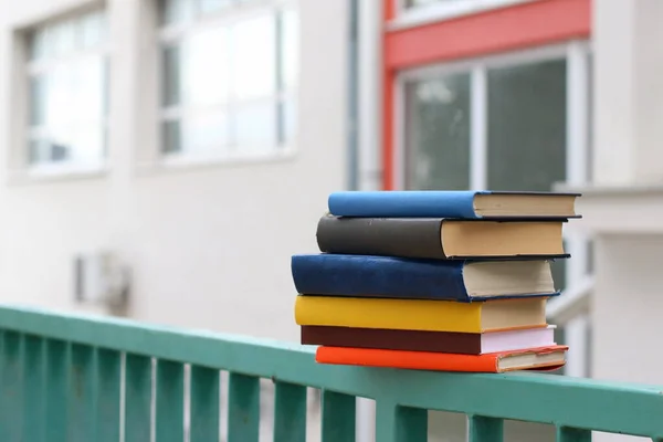 Bücher Zaun Vor Der Schule — Stockfoto