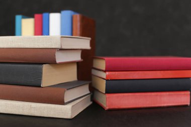 Siyah arkaplan üzerine kitap yığını