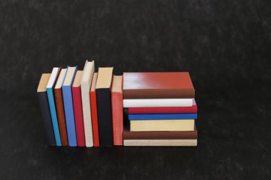 Siyah arkaplan üzerine kitap yığını
