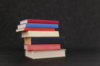 Siyah arkaplan üzerine kitap yığını
