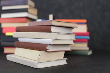Siyah arkaplan üzerine kitap yığını