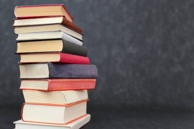 Siyah arkaplan üzerine kitap yığını
