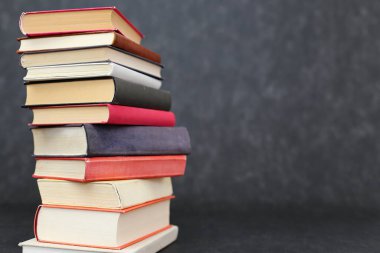 Siyah arkaplan üzerine kitap yığını