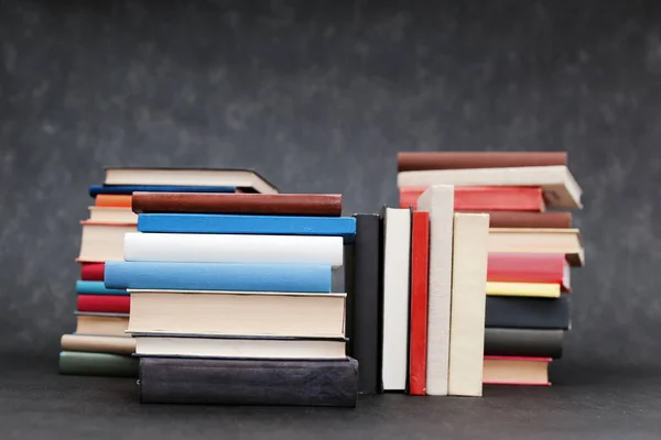 Siyah arkaplan üzerine kitap yığını