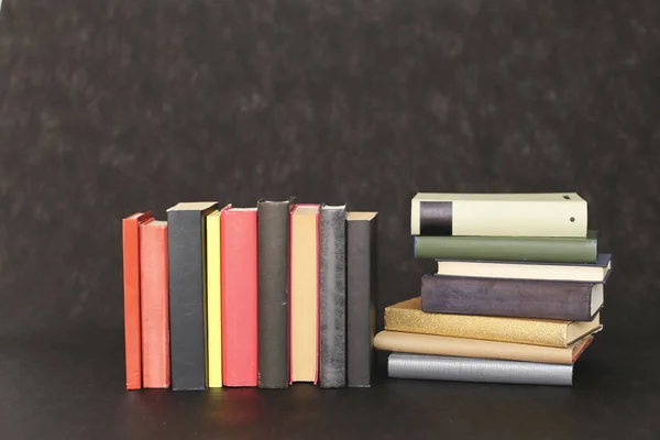 Pilha Livros Sobre Fundo Preto — Fotografia de Stock