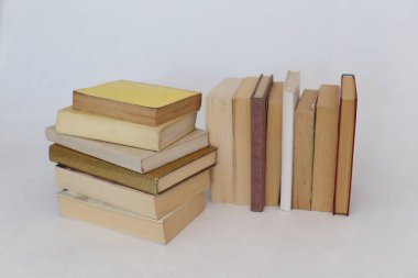 Beyaz arkaplan üzerine kitap yığını