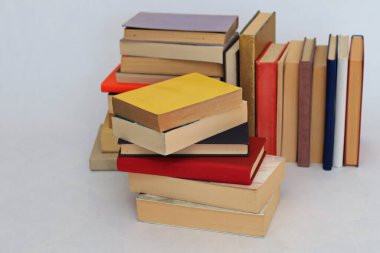 Beyaz arkaplan üzerine kitap yığını
