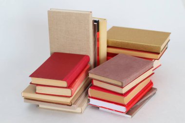 Beyaz arkaplan üzerine kitap yığını