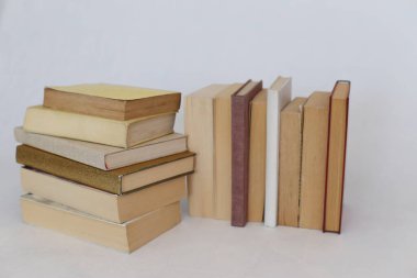 Beyaz arkaplan üzerine kitap yığını