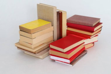 Beyaz arkaplan üzerine kitap yığını