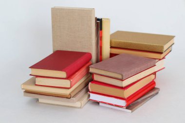 Beyaz arkaplan üzerine kitap yığını