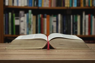 Kütüphanedeki masada kitabı aç