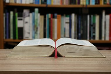 Kütüphanedeki masada kitabı aç