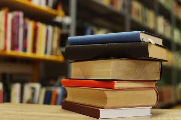 Libros Sobre Mesa Biblioteca — Foto de Stock