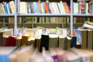 Kitaplar kütüphanede rafta.