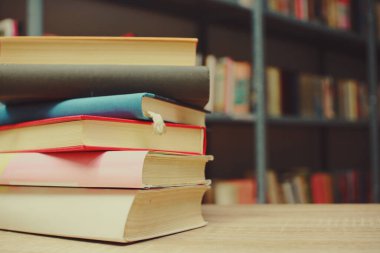 Kitaplar kütüphanede masanın üstünde.