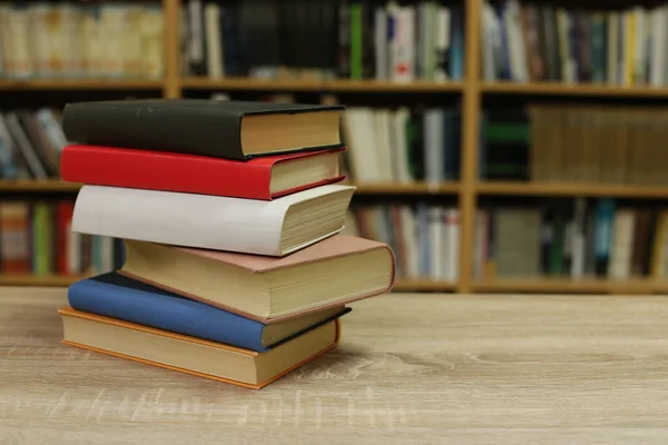 Kütüphanedeki Masanın Üzerinde Kitap Yığını — Stok fotoğraf