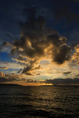 Beyaz bulutlu mavi gökyüzü