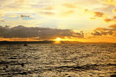 Beyaz bulutlu mavi gökyüzü