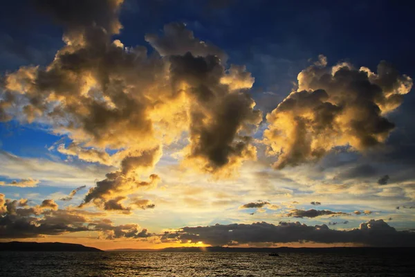 Céu Azul Com Nuvens Brancas — Fotografia de Stock