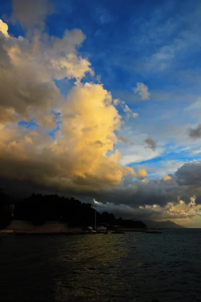 Ciel Bleu Avec Des Nuages Blancs — Photo