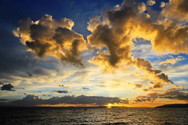 Céu Azul Com Nuvens Brancas — Fotografia de Stock