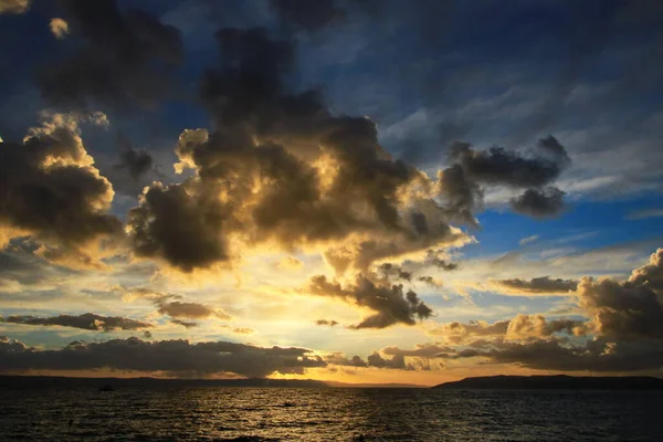 Céu Azul Com Nuvens Brancas — Fotografia de Stock