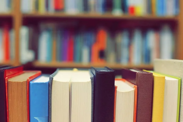 Kütüphanedeki masanın üzerinde kitap yığını